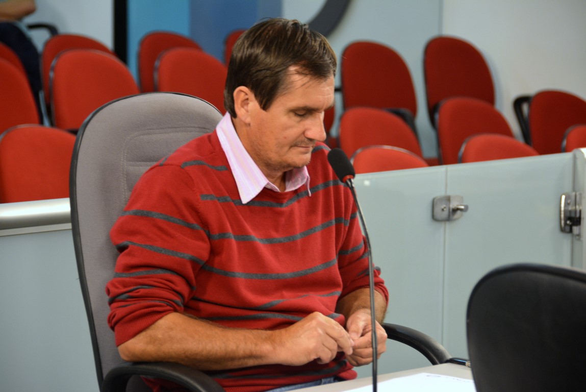 Carlos Trigo solicita equipamentos utilizados para escrever em Braille